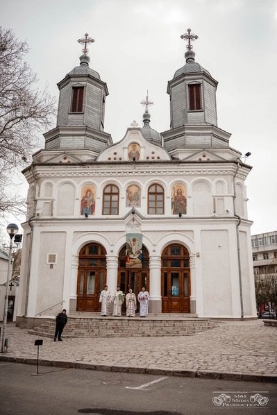 Fațada Catedralei episcopale Sfântul Nicolae din Tulcea, cu cele
                      trei turle